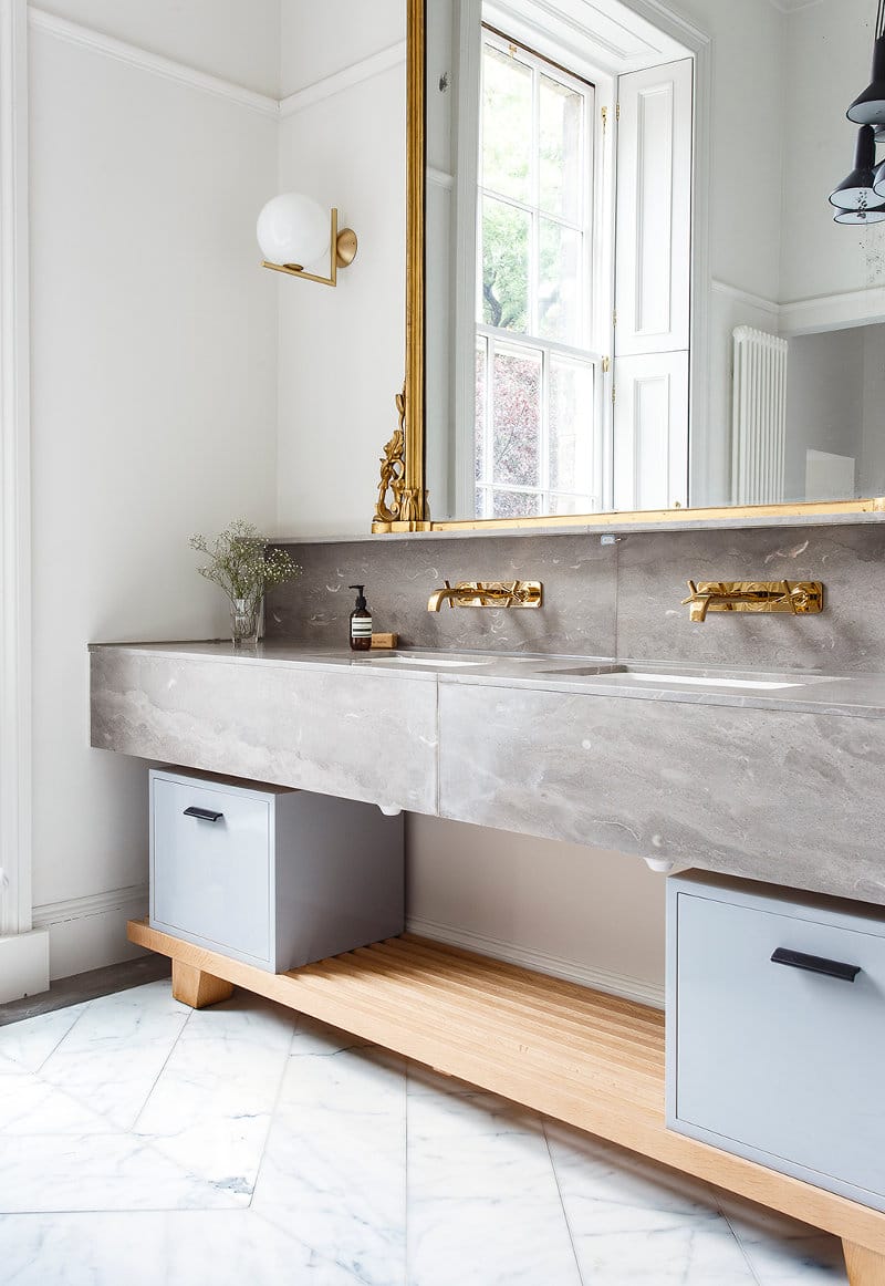 salle de bain luxueuse doree et grise moderne