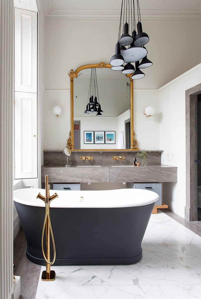 salle de bain luxueuse doree et grise