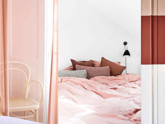 chambre rose et brun rouillé