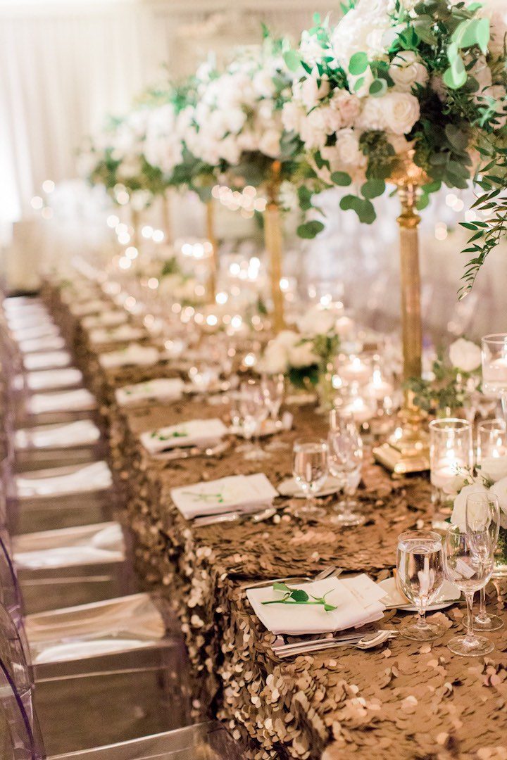 décoration de mariage longue table fleurie et dorée