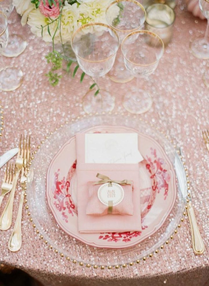 décoration de mariage table et vaisselle romantique rose