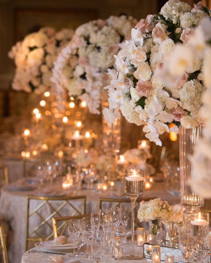 décoration de mariage tables fleurs et bougies