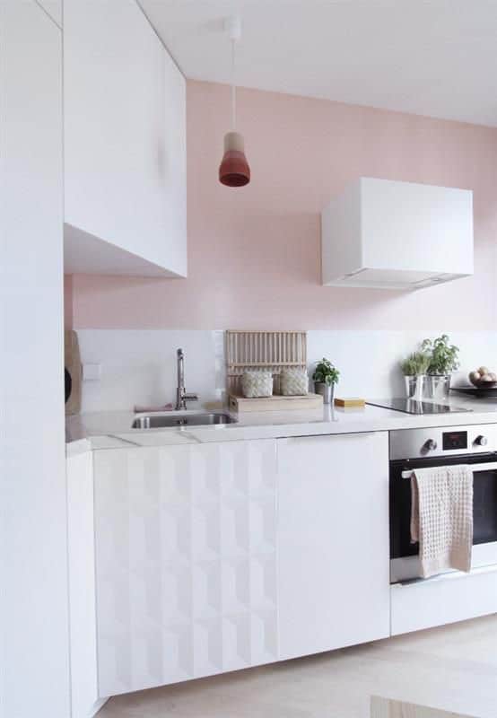 cuisine blanche mur rose pastel