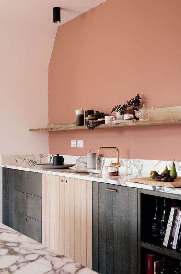 cuisine rose pastel et noire scandinave