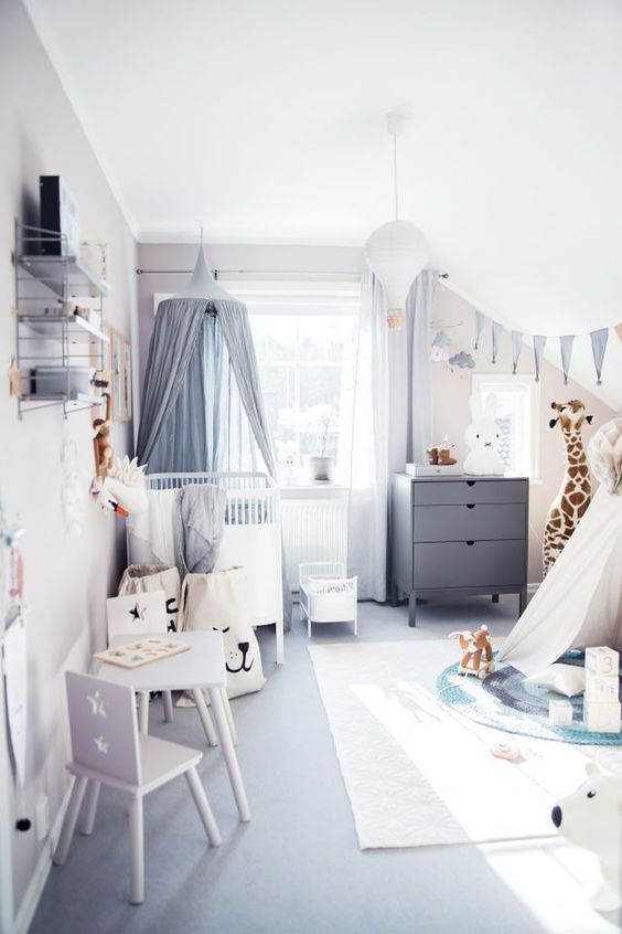 chambre enfant contemporaine grise et blanche, peluche girafe