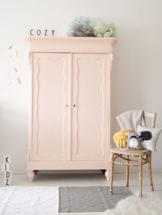 armoire parisienne rose pastel