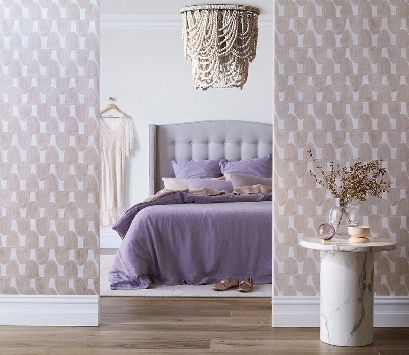 chambre mauve avec suspension en perle inspiration déco