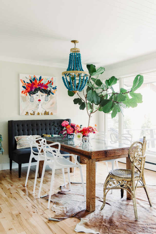 salle a manger poetique lustre en perles de bois et banquette