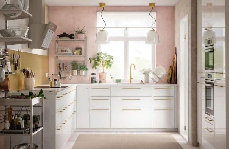 cuisine Ikea Ringhult blanche mur rose