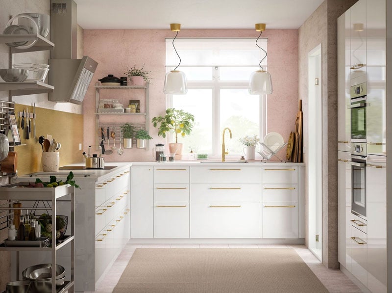 cuisine Ikea Ringhult blanche mur rose