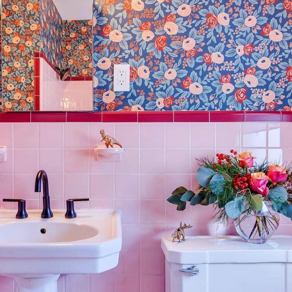 salle de bain rose et papier peint