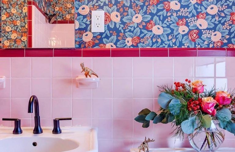 salle de bain rose et papier peint
