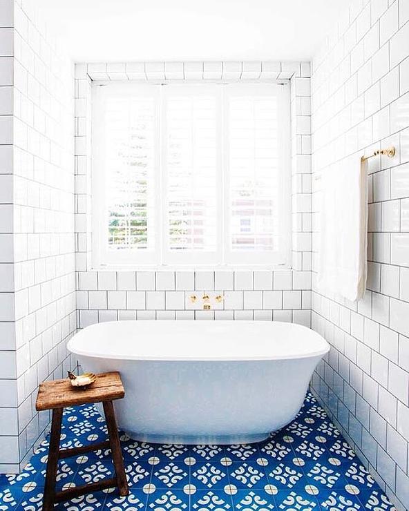 salle de bain carreaux de ciment bleus