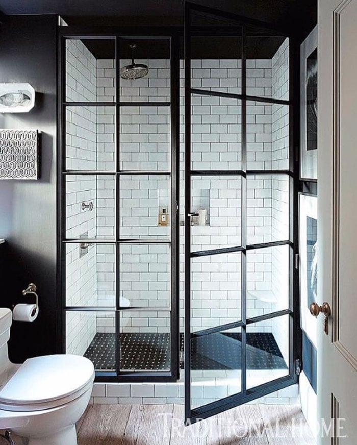 salle de bain avec portes vitrees