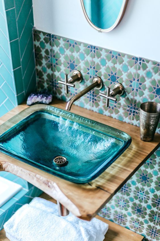 salle de bain élégante bleu turquoise vasque encastrée