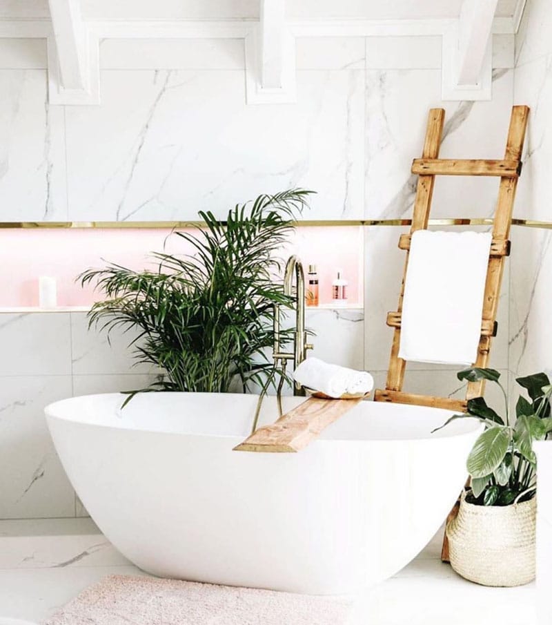 salle de bain zen naturel blanche marbre et bois
