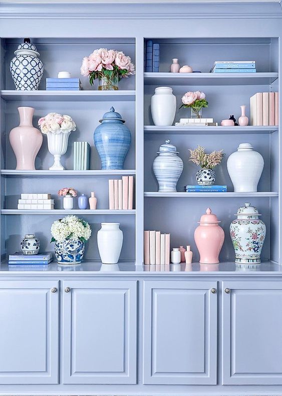 bibliothèque bleue déco vases pastels