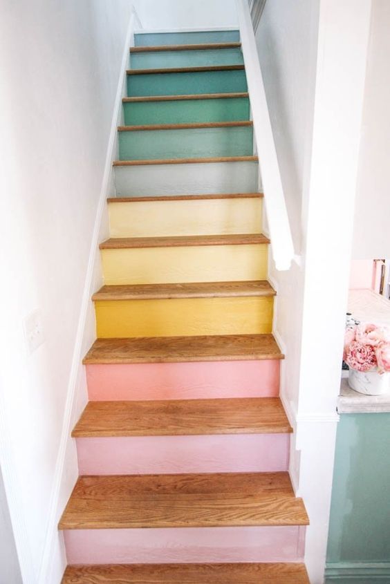 escaliers multicolores