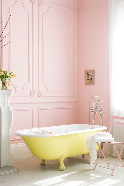 salle de bain rose et jaune